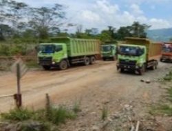 Warga Desa Korololama Minta Perusahaan Hentikan Sementara Aktivitas di Jalan Houling.