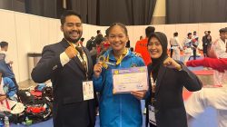 Imel (tengah) didampingi sepasang pelatih Qasim dan Vania setelah menerima medali juara di Kejurnas Ketua FORKI . (foto : dok tim FORKI Sulteng)
